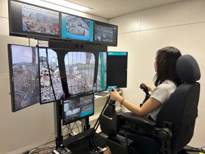 鈴木商会コックピットで操作している画像